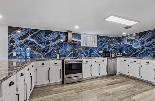 Hastings Cottage | Trendy Trent River Retreat - Cottage in Hastings n5 bdrm + den, 9 beds, 2.5 bath