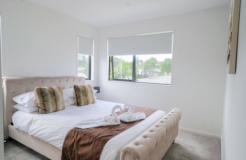 Howick House | Trendy Urban Howick Town House | Wi-Fi & Netflix