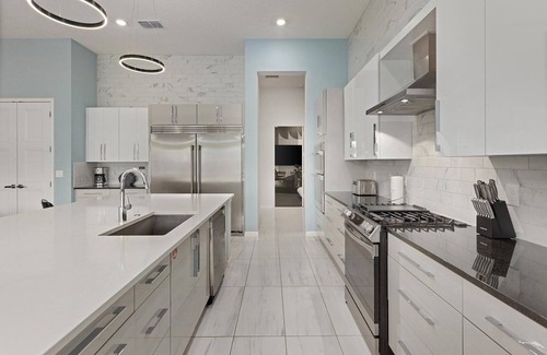 Loughman House | Trendy Villa w/Music Studio, B-Ball Themed BR, Arcade & Theater, Mins to Disney