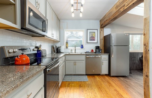 River West Cottage | Trendy West Side │Walk to Breweries & Food Carts │Hot Tub │Fenced Outdoor Space