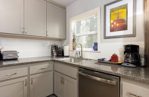 River West Cottage | Trendy West Side │Walk to Breweries & Food Carts │Hot Tub │Fenced Outdoor Space