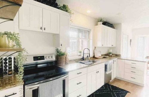 Salem House | Trendy Willamette Valley Home - Great Location! Pet Friendly Outdoor Pizza Oven