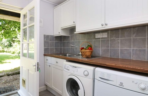 Wadebridge Cottage | TRENOUTH COTTAGE, pet friendly, with a garden in Padstow