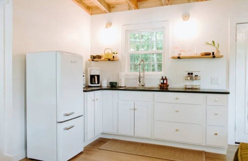 Flag Pond Cabin | Trent Treehouse Unit 7- Not Pet Friendly - Glamping Retro