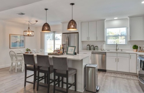 Isle of Palms House | Tres Palmas!Renovated Pool Home Near Mayo & Beach!