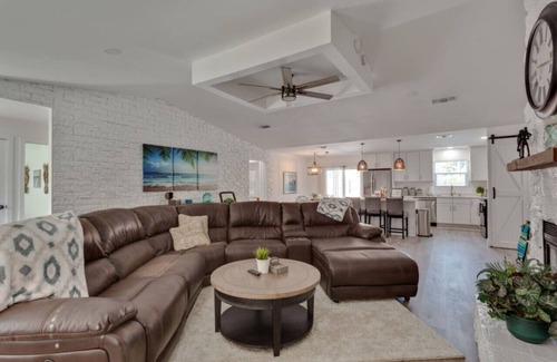 Isle of Palms House | Tres Palmas!Renovated Pool Home Near Mayo & Beach!