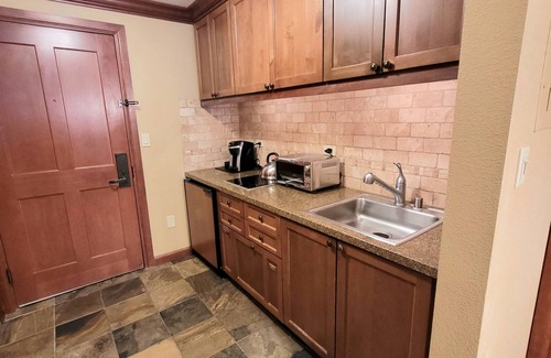 Olympic Valley Resort | Trey’s Ski-in/Ski-out 1 Bedroom Fireplace, Kitchen Suite@ 400 Squaw Creek Road