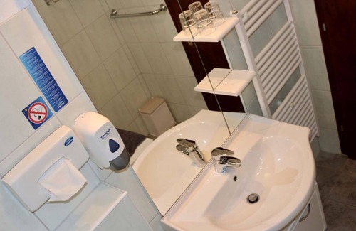 Seeboden Bed & Breakfast | Triple room with shower, WC and balcony - Pension Kärnten