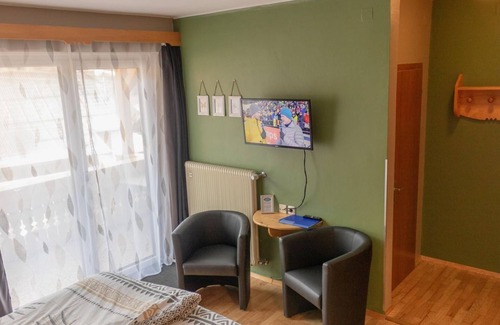 Seeboden Bed & Breakfast | Triple room with shower, WC and balcony - Pension Kärnten