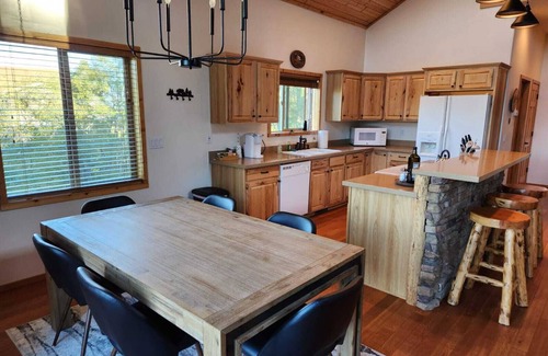 Summerhaven Cabin | Tri-level Cabin Retreat-Privacy & Views!