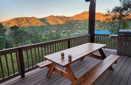 Summerhaven Cabin | Tri-level Cabin Retreat-Privacy & Views!