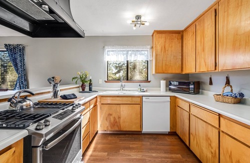 Bear Valley House | Tri-Level Dog Friendly Mountain Home - VH 142 by Bear Valley Vacation Rentals