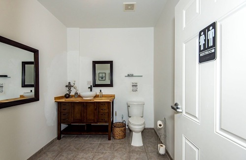 Fort Mohave House | Tri-State Executive 3-B Suite, free parking onsite