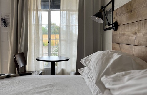 Red Bluff Hotel | Triangle Motel