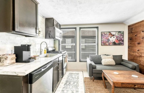 College Station Apartment | Tribeca: So Fun! Walk to A&M, Comfy King Beds