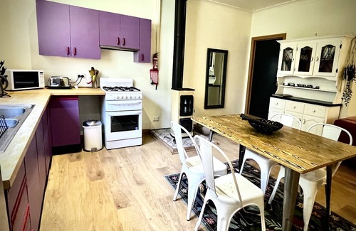 Cockatoo Cottage | Trickle Hill - enjoy bush, wine and relaxation on a hidden farm