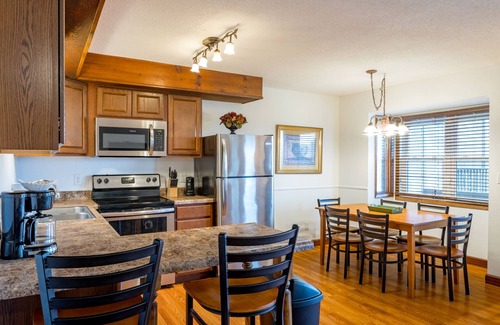 DuBois Condo | Trilevel 2 Bedroom Condo in Lakeside Resort Community (1 King & 2 Queen Beds)