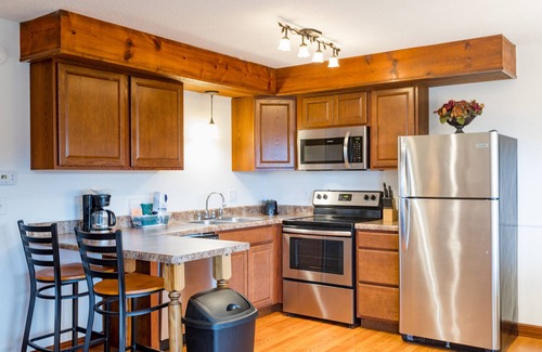 DuBois Condo | Trilevel 2 Bedroom Condo in Lakeside Resort Community (1 King & 2 Queen Beds)