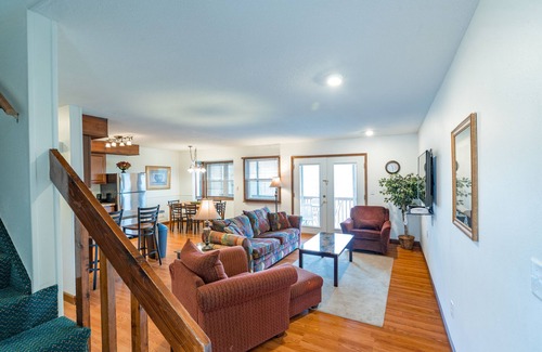 DuBois Condo | Trilevel 2 Bedroom Condo in Lakeside Resort Community (1 King & 2 Queen Beds)