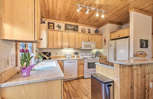 Cashiers Condo | Trillium Links Condo w/Deck Near Lake Glenville!