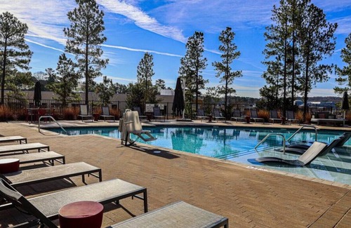 Chapel Hill Apartment | Trilogy 207 · Luxury 1 BR apt | Sleep 4 w/Gym& Pool Chapel Hill*
