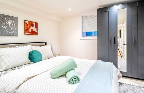 Beaconsfield Village Apartment | Trinity Bellwoods Apartment - Near the Park!