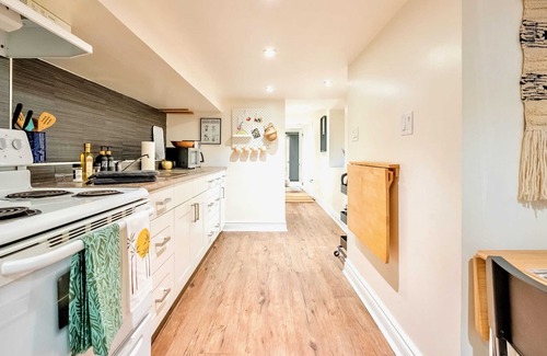 Beaconsfield Village Apartment | Trinity Bellwoods Apartment - Near the Park!