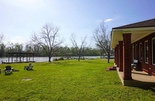 Oakhurst House | Trinity Riverside - Private Dock, Kayaks, & More!
