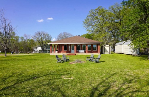 Oakhurst House | Trinity Riverside - Private Dock, Kayaks, & More!