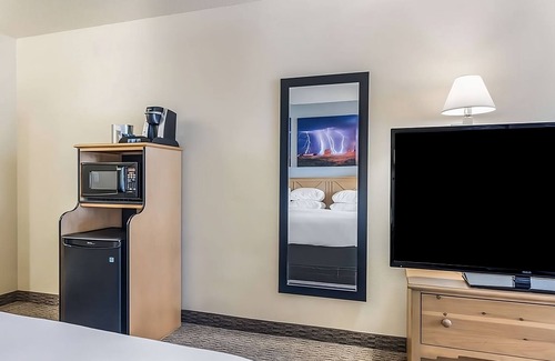 Palm Valley Hotel | Trip to Arizona On The Budget, Stay at Red Lion Inn & Suites Goodyear Phoenix!