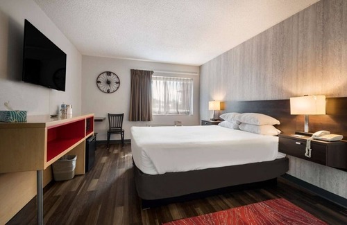 Ontario Hotel | Trip to Oregon On The Budget! Indoor Pool, Pets Allowed, Free Breakfast