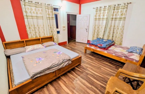 Bomdila Bed & Breakfast | TRIPLE BED DELUXE ROOM