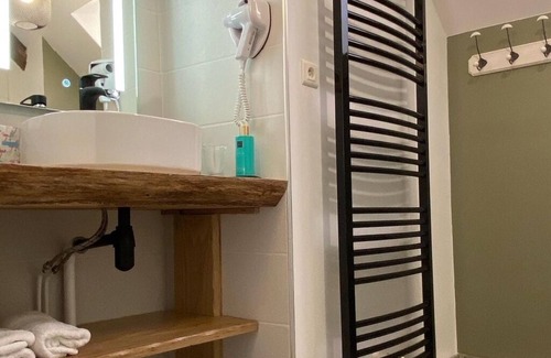 Entraygues-sur-Truyere House | Triple room-Panoramic-Wet room-Countryside view