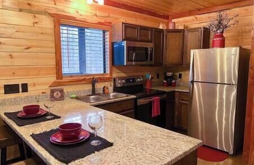 Broken Bow Cabin | Triple Oaks Retreat · Cozy & Welcoming!