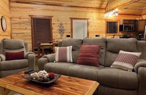Broken Bow Cabin | Triple Oaks Retreat · Cozy & Welcoming!