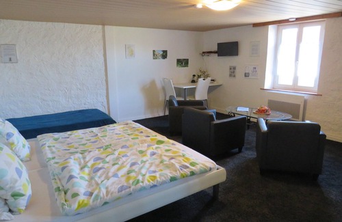 Anjeux Bed & Breakfast | Triple room-Basic-Ensuite-Jura