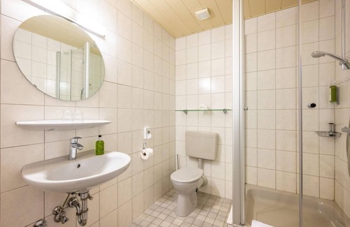 Ockfen House | Triple room classic brook side - Landidyll Weinhotel Klostermühle