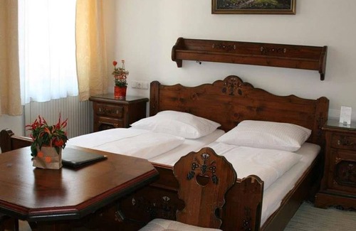 Elisabeth-Vorstadt Bed & Breakfast | Triple room with shower, toilet - Adlerhof, pension