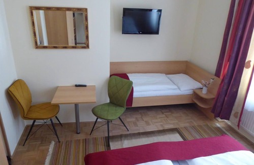 Elisabeth-Vorstadt Bed & Breakfast | Triple room with shower, toilet - Adlerhof, pension