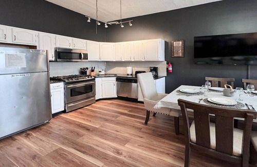 Union City Apartment | Triple See NY Now - Sleeps 41 -15 Mins to NYC