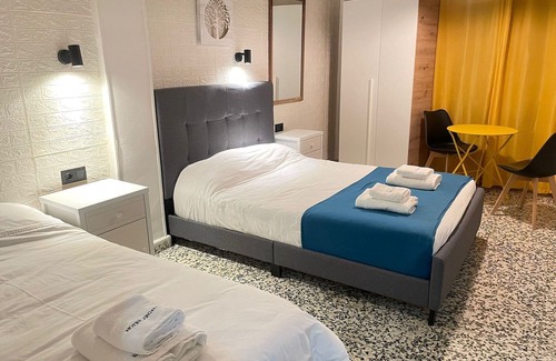 Arganda del Rey Hotel | Triple Superior - Balcón Calle el Pilar - Mini Cocina-bańo Privado