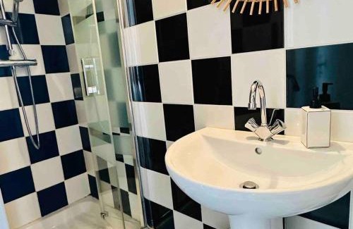 Le Palais Apartment | Triplex au cœur de Le Palais avec Wifi, près de la plage - FR-1-418-261