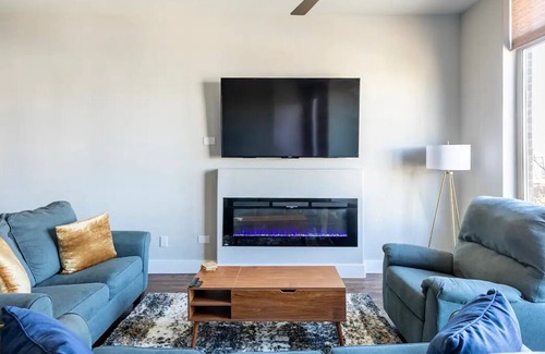 Farmers Branch House | Triplex Contemporary Townhome | Private Balcony