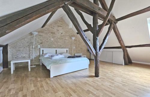 Moret-sur-Loing Apartment | Triplex Sisley - Maison Atypique avec Cour Extérieure