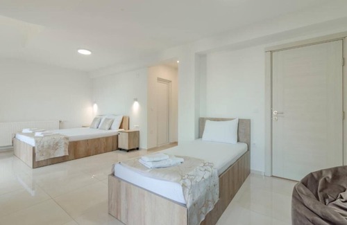 Ohrid Villa | Tripple Room with Balcony and Lake View in Konjsko-AC, TV, fridge, free parking