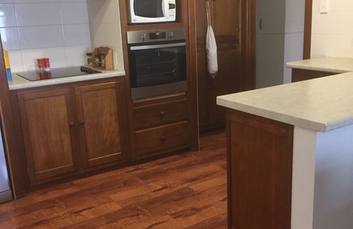 Horsham House | Trippypossums House- 3 bedrooms , Free WIFI, Close to city centre