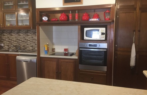 Horsham House | Trippypossums House- 3 bedrooms , Free WIFI, Close to city centre
