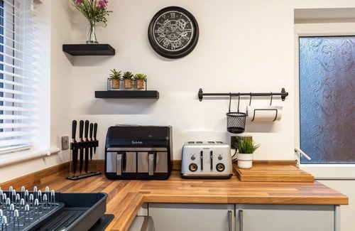 Measham House | Triumph House - Suitable for Contractors and Professional Personal