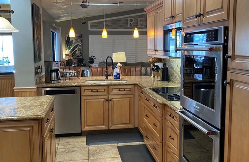 Hidden Lake Estates House | Trop Resort Home,4 Kings & Qn, Spa, Tiki Bar, PoolBath, Margarita Machine, Grill