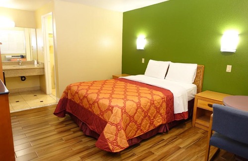 Garden Grove Hotel | Tropic Lodge